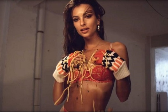 Pozrite si zvodné video so sexbombou Emily Ratajkowski