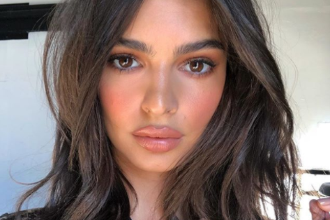 Pleť ako po pobyte na slnku je výsadou Emily Ratajkowski