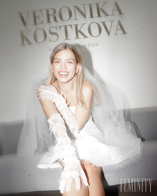 Veronika Kostková hovorí, že v ateliéri momentálne vládne éra taftu 