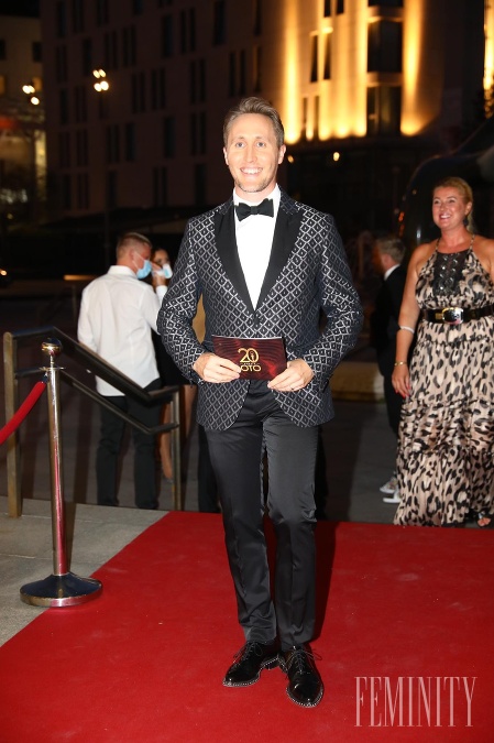 Moderátor Matej Sajfa Cifra bol počas večera stredobodom pozornosti a tomu mal prispôsobený aj styling Moderátor Matej Sajfa Cifra bol počas večera stredobodom pozornosti a tomu mal prispôsobený aj styling
