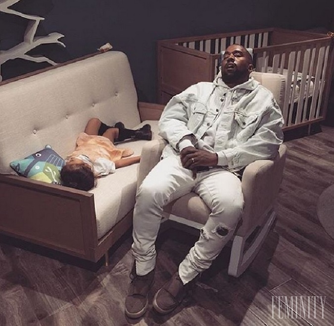 Napríklad taký raper Kanye West si tiež takto zdriemne aj so svojou ratolesťou, kým čakajú na mamu Kim Napríklad taký raper Kanye West si tiež takto zdriemne aj so svojou ratolesťou, kým čakajú na mamu Kim