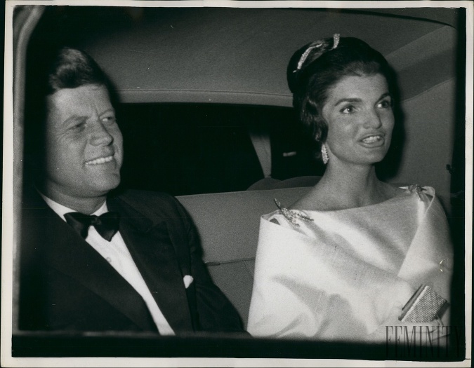 Jackie Kennedy volala veľvyslancovi do Washingtonu, aby si presadila, že jej sestra Lee Radziwill sa môže aj s manželom zúčastniť večere v paláci. 