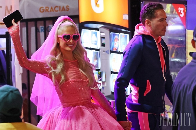 Paris Hilton v neónovom modeli svadobných šiat