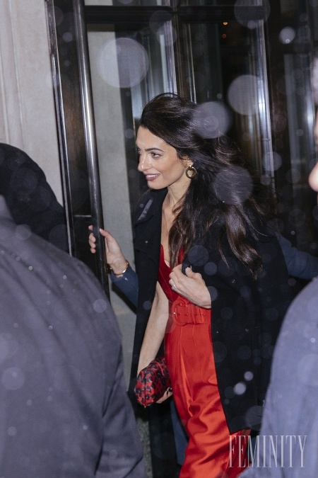 Krásna Amal Clooney si tiež nenechala ujsť párty pre bábätko Meghan a Harryho