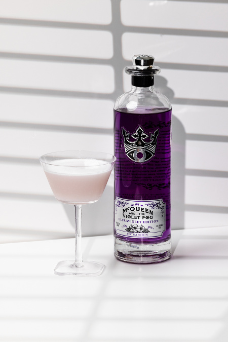 McQueen Gin Sour ako fialová elegancia v pohári