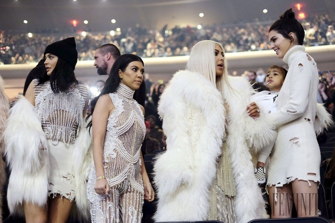 Jedna zo sestier Kardashianových sa mohla stať súčasťou kráľovskej rodiny. 
