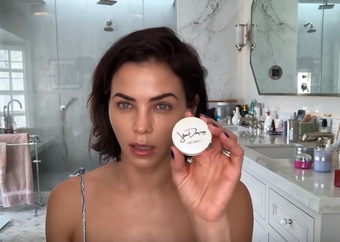 Na svoje oči použije Jenna produkt na oči značky Jillien Dempsey, Lid Tint v odtieni bronzu