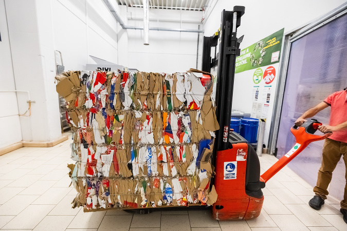 Triedenie a recyklácia fungujú v Kauflande aj vďaka nasadeniu zamestnancov, bez ich snahy by to nešlo. Triedenie a recyklácia fungujú v Kauflande aj vďaka nasadeniu zamestnancov, bez ich snahy by to nešlo.
