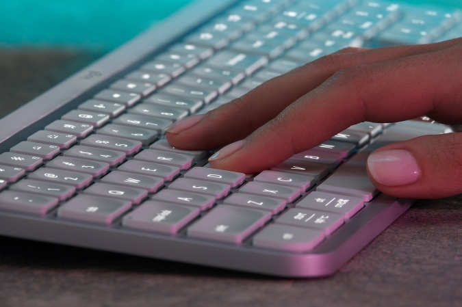 Pracujete po večeroch? Klávesnica Logitech MX Keys S ponúka inteligentné podsvietenie - klávesy sa samé rozsvietia zakaždým, keď sa k nim priblíži vaša ruka. Pracujete po večeroch? Klávesnica Logitech MX Keys S ponúka inteligentné podsvietenie - klávesy sa samé rozsvietia zakaždým, keď sa k nim priblíži vaša ruka.