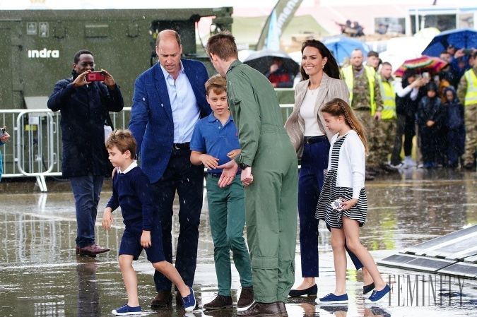 Keď rodina Walesových cestuje helikoptérou, pristane doslova na dvore paláca pozdĺž oplotenej oblasti, ktorá je prístupná verejnosti. 