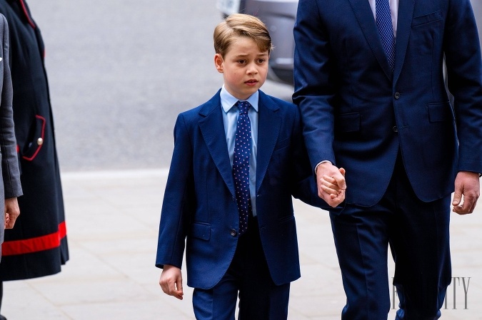 Princ George sa dokonca vraj sám rozhodol, že bude nasledovať svojho otca a bude sa obliekať ako on, do oblekov. Princ George sa dokonca vraj sám rozhodol, že bude nasledovať svojho otca a bude sa obliekať ako on, do oblekov.