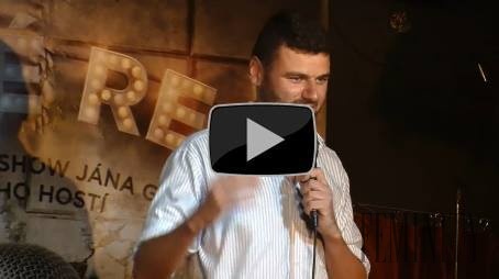 Ján Gordulič počas vystúpenia v Stand-up comedy show Silné reči