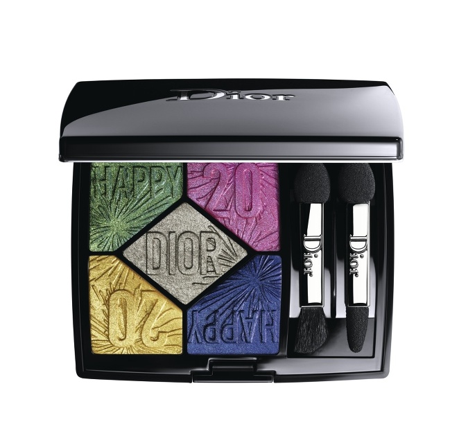 Paletka 5 Couleurs je ozdobená sviatočnými motívmi a vykúzli vám trblietavý, oslňujúci a elegantný očný make-up Paletka 5 Couleurs je ozdobená sviatočnými motívmi a vykúzli vám trblietavý, oslňujúci a elegantný očný make-up