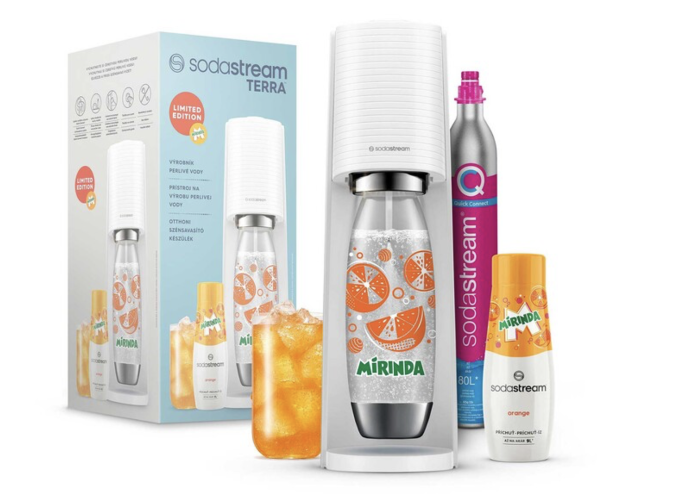 V megapacku Mirinda je všetko, čo potrebujete na letné osvieženie. Bombička na až 80 l perlivej vody, dizajnová fľaša, príchuť na 9 l originálnej Mirindy a prístroj podľa vášho výberu – Art alebo Terra v bielej či čiernej farbe. V megapacku Mirinda je všetko, čo potrebujete na letné osvieženie. Bombička na až 80 l perlivej vody, dizajnová fľaša, príchuť na 9 l originálnej Mirindy a prístroj podľa vášho výberu – Art alebo Terra v bielej či čiernej farbe.