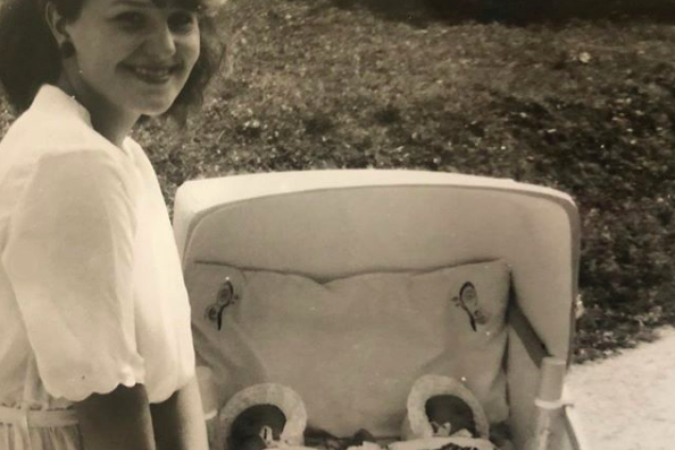 Takto vyzerali ako roztomilé bábätká pred 32 rokmi: Spoznali by ste, čia mama je táto krásna žena?