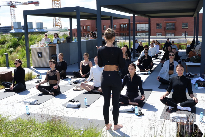 Feminity rooftop joga s Kikou Peráčkovou