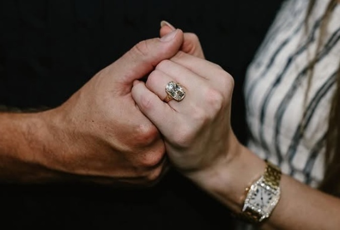 Taylor umožnila fanúšikom na Instagrame prezrieť si detailne aj jej masívny diamantový zásnubný prsteň. Taylor umožnila fanúšikom na Instagrame prezrieť si detailne aj jej masívny diamantový zásnubný prsteň.