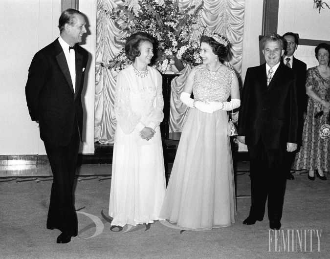 Ceaușescu a jeho manželka Elena sa síce dočkali od kráľovnej Alžbety II. pompéznosti slávnostného kráľovského privítania, ale neboli vítaní. Ceaușescu a jeho manželka Elena sa síce dočkali od kráľovnej Alžbety II. pompéznosti slávnostného kráľovského privítania, ale neboli vítaní.