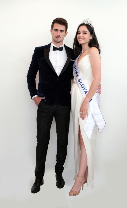 Historicky prvé oficiálne fotenie delegátov súťaží Miss Slovensko a Mister Slovenskej republiky sa uskutočnilo za účasti médií v priestoroch Lombardi Fashion House. Jana Vozárová, II.Vicemiss Slovensko 2021 - Miss Supranational Slovakia 2022 a Michal Hlinka Mister Slovenskej republiky - Mister Supranational Slovakia 2022