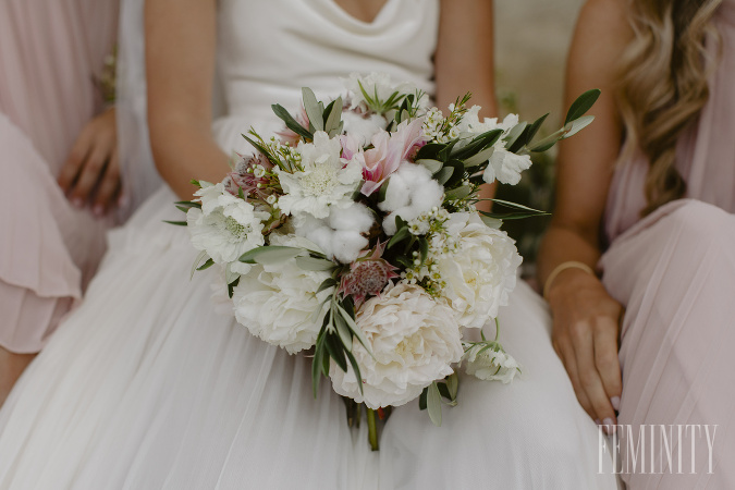 Kvety sú podľa Zuzany na svadbe nepostrádateľné. Túžila po malej, okrúhlej kytici a floristka dokonale splnila jej predstavu