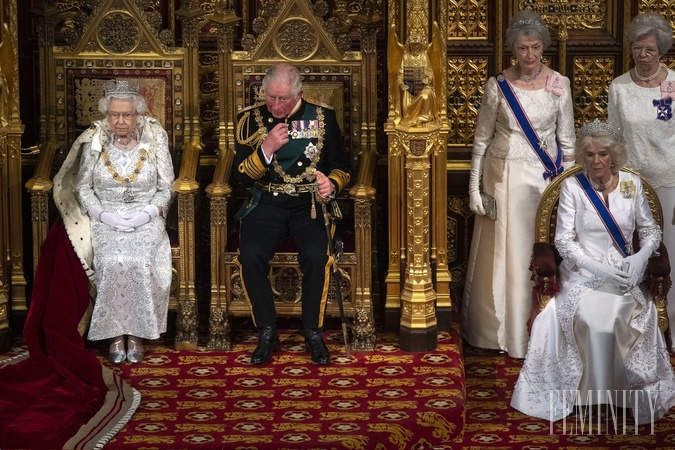 Princ Charles a jeho manželka Camilla boli slovami jej Veličenstva dojatí.