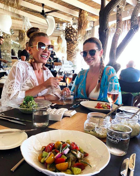Modelka Andrea Verešová a módna návrhárka Jana Pištejová si spoločne užili večery na obľúbenom ostrove celebrít, akým je Mykonos Modelka Andrea Verešová a módna návrhárka Jana Pištejová si spoločne užili večery na obľúbenom ostrove celebrít, akým je Mykonos