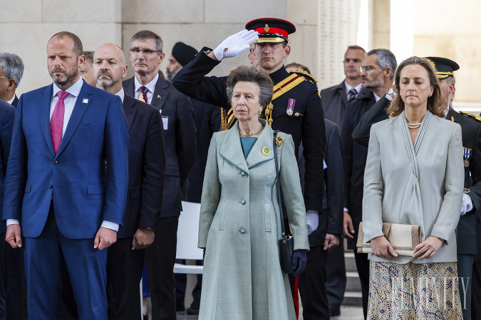 Princezná Anne na verejnosti vždy nenápadne ladí. 