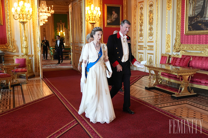 Na francúzskom štátnom bankete sa princezná Anne predviedla s prekvapivým novým účesom. 