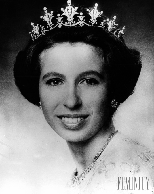 Hlavu princeznej Anne zdobila jej obľúbená diamantová diadémová čelenka, ktorú vlastní od roku 1973. 