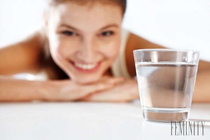 70% nášho tela tvorí voda, takže je viac než dôležité, aby sme zostali hydratovaní po celý deň, aby telo správne fungovalo