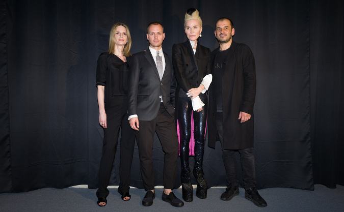 Vernisáž si nenechala ujsť ani módna štylistka Zuzana Kanisová, na fotografii s producentom Miloshom Harajdom, ikonou Daphne Guinness a producentom Jozefom Pavleye Vernisáž si nenechala ujsť ani módna štylistka Zuzana Kanisová, na fotografii s producentom Miloshom Harajdom, ikonou Daphne Guinness a producentom Jozefom Pavleye