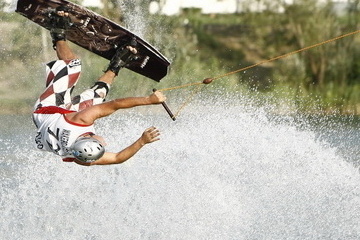 Skúsení wakeboarderi bývajú často vo vzduchu.