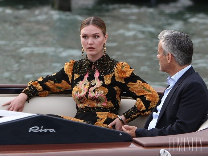 Riviera sleduje Juliu Stiles ako Georginu Clios, ktorej život sa obráti naruby po smrti jej miliardárskeho manžela. Riviera sleduje Juliu Stiles ako Georginu Clios, ktorej život sa obráti naruby po smrti jej miliardárskeho manžela.