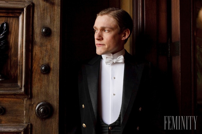 Downton Abbey je snáď najslávnejší a najkultovejší zo všetkých seriálov odohrávajúcich sa vo vysokej spoločnosti. Downton Abbey je snáď najslávnejší a najkultovejší zo všetkých seriálov odohrávajúcich sa vo vysokej spoločnosti.
