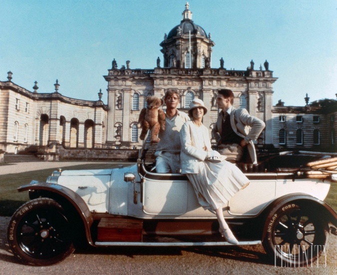 V seriáli Brideshead Revisited hrali herecké hviezdy ako Jeremy Irons alias Charles Ryder či Anthony Andrews a Diana Quick. V seriáli Brideshead Revisited hrali herecké hviezdy ako Jeremy Irons alias Charles Ryder či Anthony Andrews a Diana Quick.