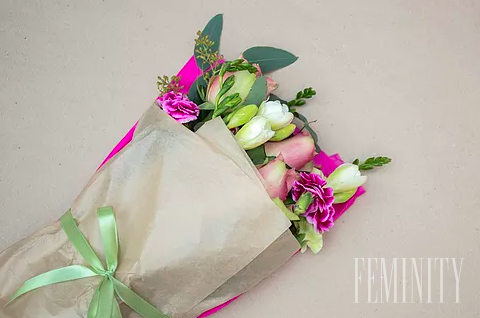 Každý Flower letterbox obsahuje aj kartičku s postupom, z ktorej sa adresát dozvie, ako sa o kvety postarať Každý Flower letterbox obsahuje aj kartičku s postupom, z ktorej sa adresát dozvie, ako sa o kvety postarať