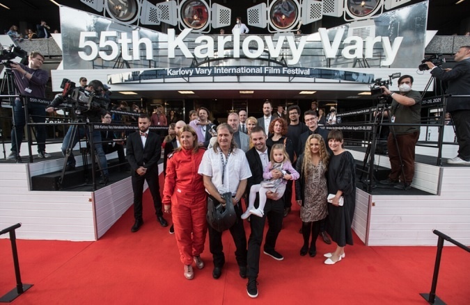 Jitka Prokipčáková vystúpila z auta oblečená v závodnej kombinéze, doprevádzaná svojím filmovým mechanikom a koučom Jaroslavom. Jitka Prokipčáková vystúpila z auta oblečená v závodnej kombinéze, doprevádzaná svojím filmovým mechanikom a koučom Jaroslavom.