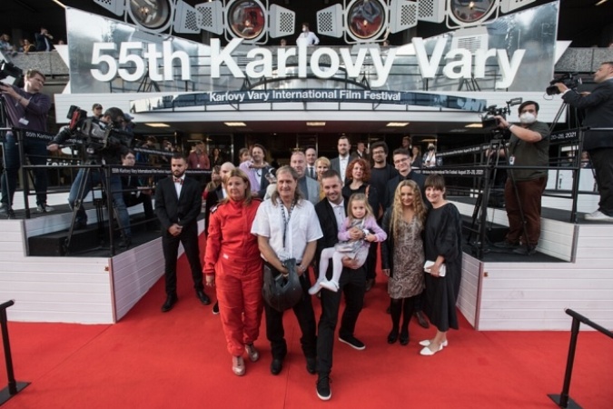 Jitka Prokipčáková vystúpila z auta oblečená v závodnej kombinéze, doprevádzaná svojím filmovým mechanikom a koučom Jaroslavom.