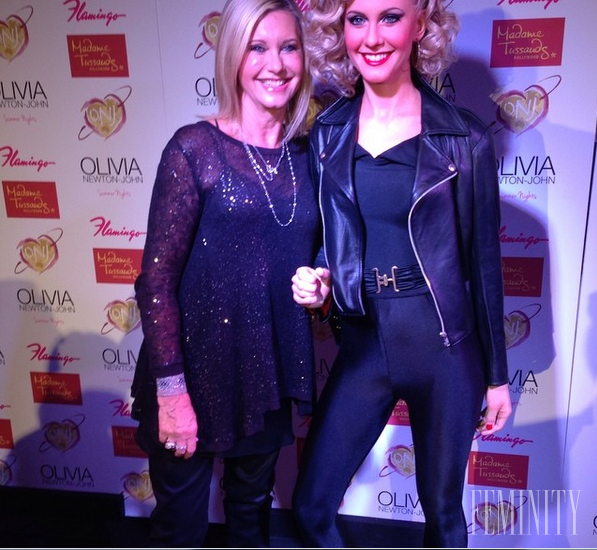 Olivia Newton John vedľa svojej podobizne z Pomády
